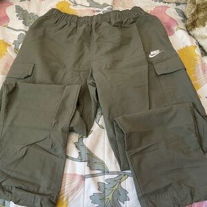 Men’s size medium Nike olive green cargo pants.
